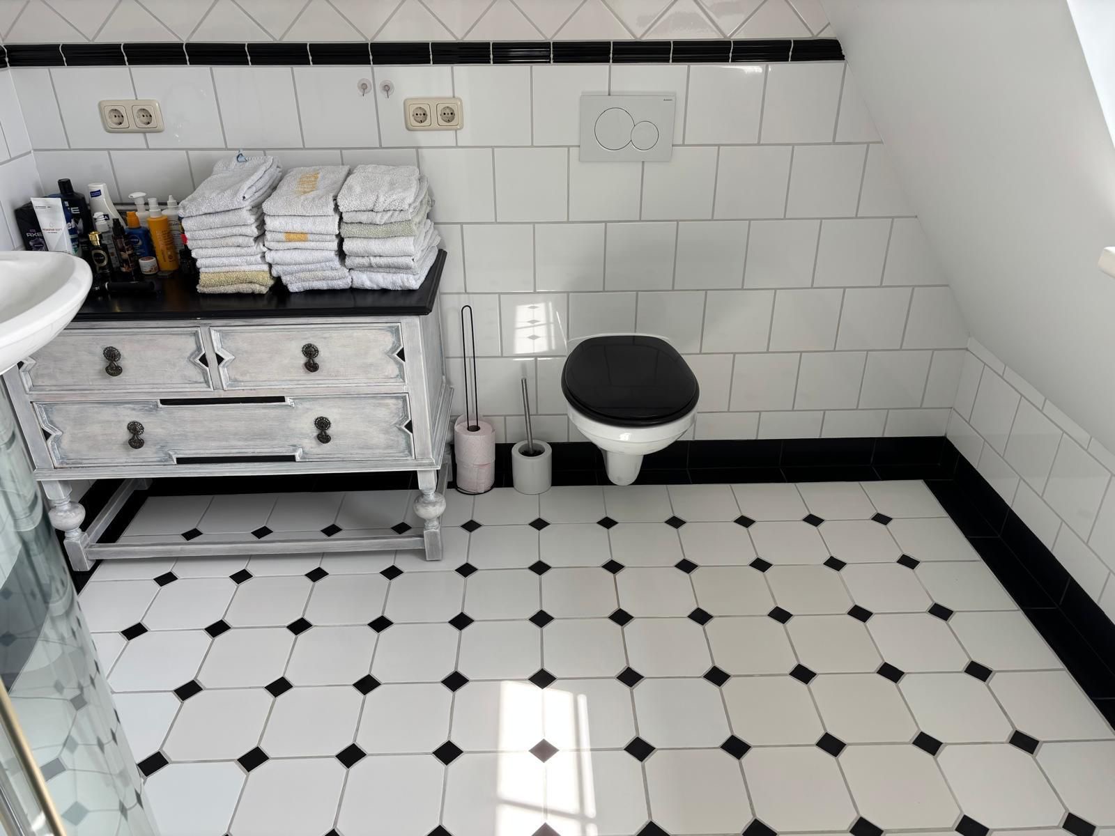 Badkamer na een deepclean door Diepschoon: glanzende tegels en een schoon toilet