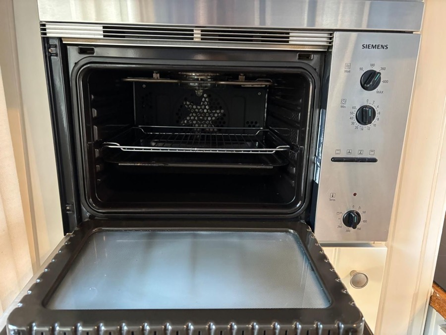 Dezelfde oven na de deepclean, schoon en vetvrij