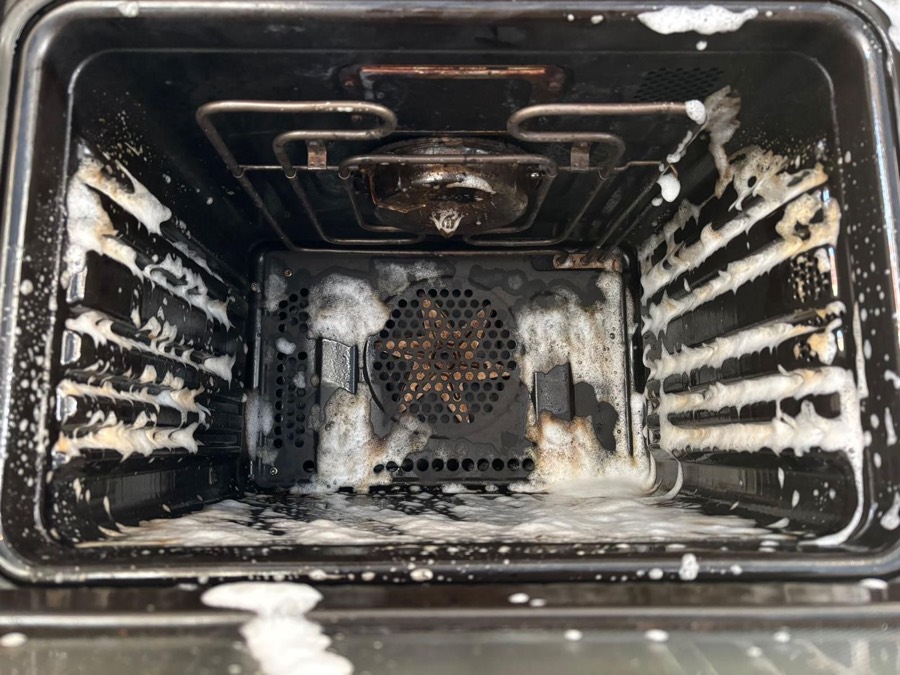 Oven vóór de deepclean, vol ingebrand vet